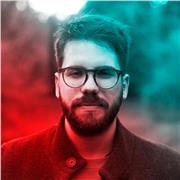 Director de arte impartiendo clase de diseño gráfico